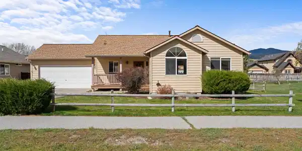 909 Lakeside Drive