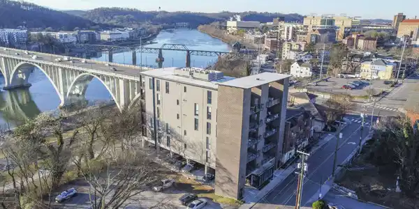 608 Hill Ave W