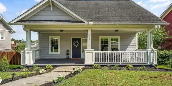 916 Knoxville College Drive