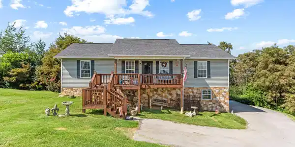 1272 Jessica Loop