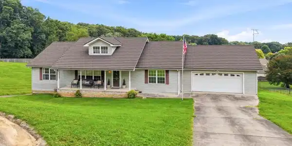 204 Rosewood Drive NE