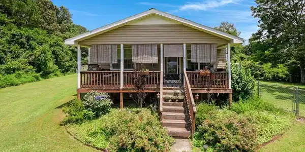 1015 Long Island Road