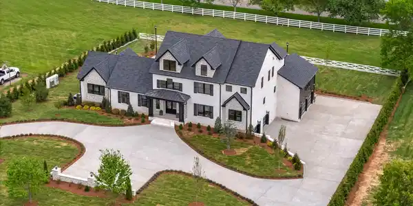 102 Steeplechase Ln