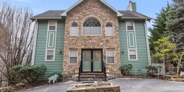 907 Smoky Bears Way