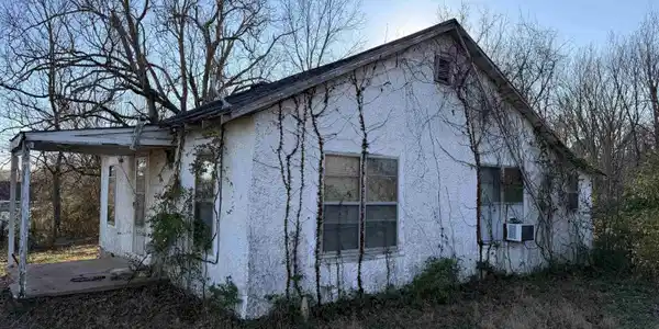 218 N OAK STREET