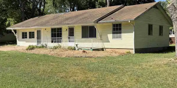 1104 LEONARD DRIVE