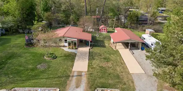 808 BETTY JEAN LANE
