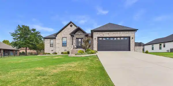 28 COLONIAL COURT