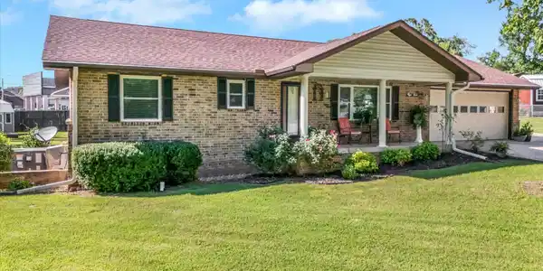 812 DOUGLAS CIRCLE