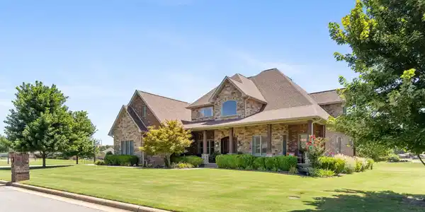 17 PRESTWICK COURT