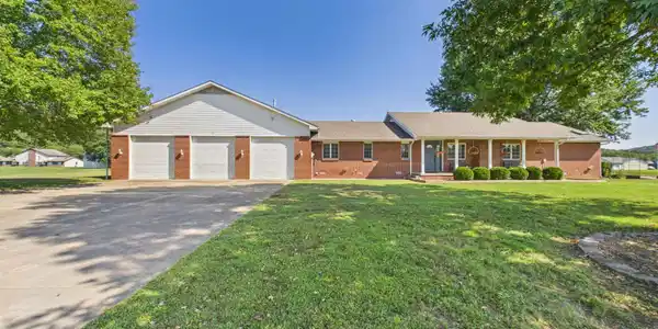 403 VALLEY AIRPORT DRIVE