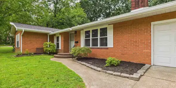 1104 RAMBLE LANE