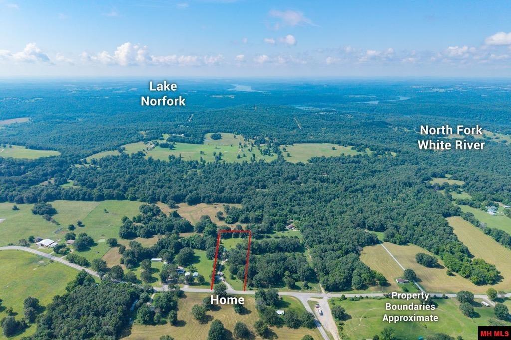 Image 1: Close to the White River and Norfork Lake, Nearby Water Access
