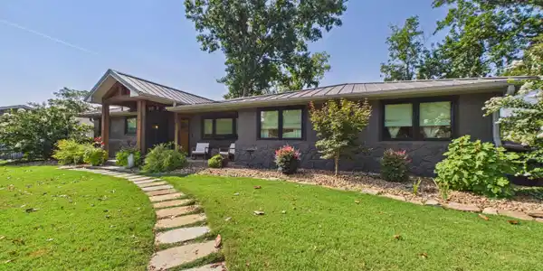 558 VALLEY AIRPORT DRIVE