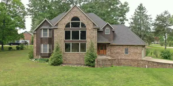82 NORTHPOINTE DRIVE