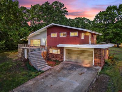 284 CRESTVIEW DRIVE