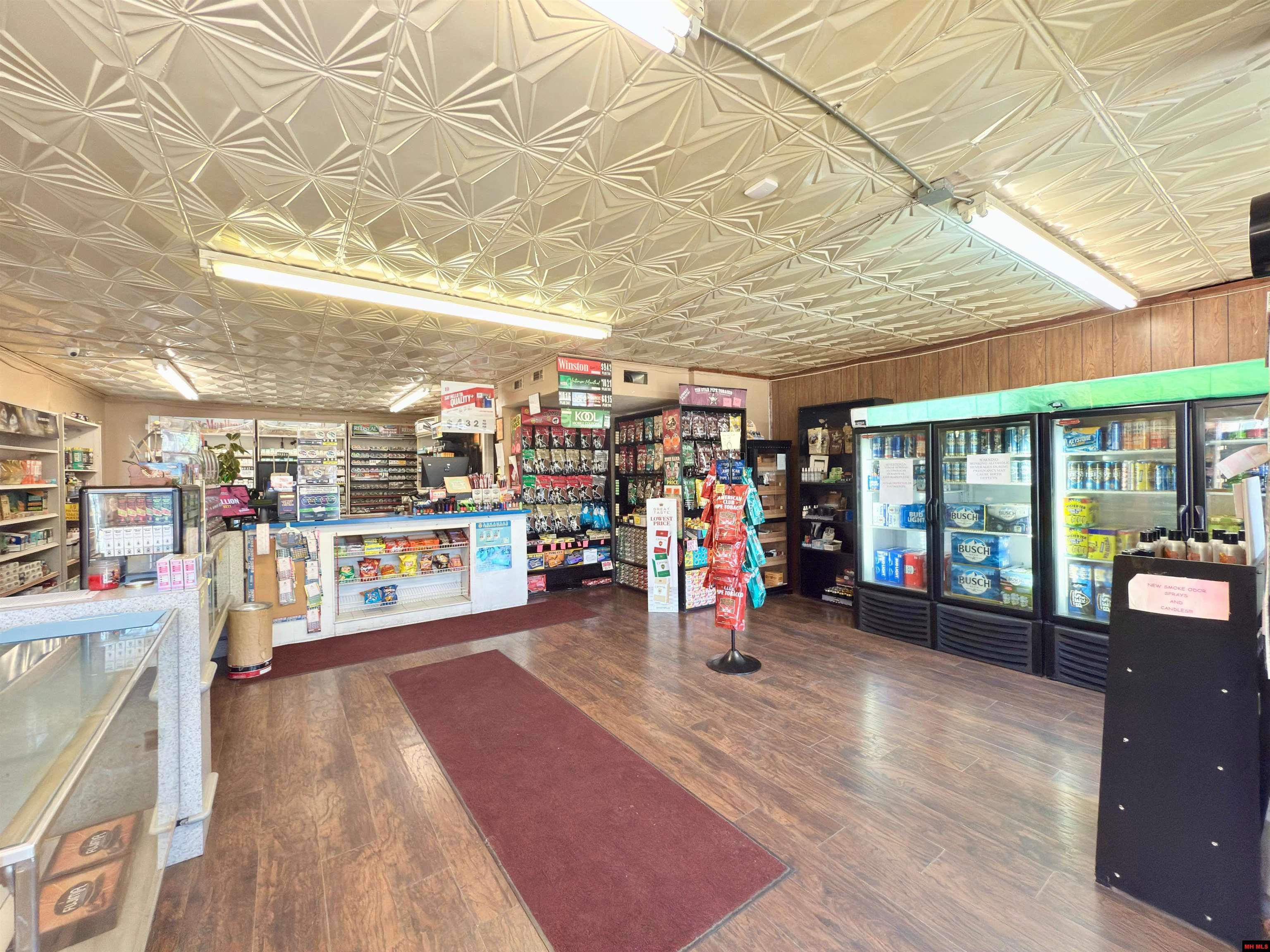 Image 3: Spacious store front