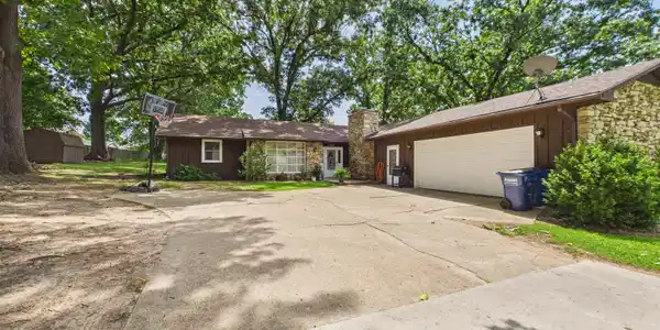 1219 MEADOWCREST DRIVE
