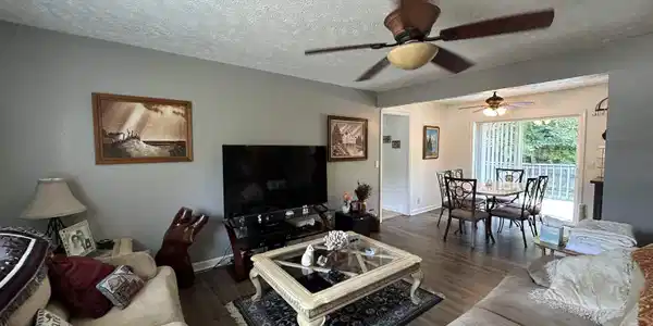 2104 WALNUT COURT