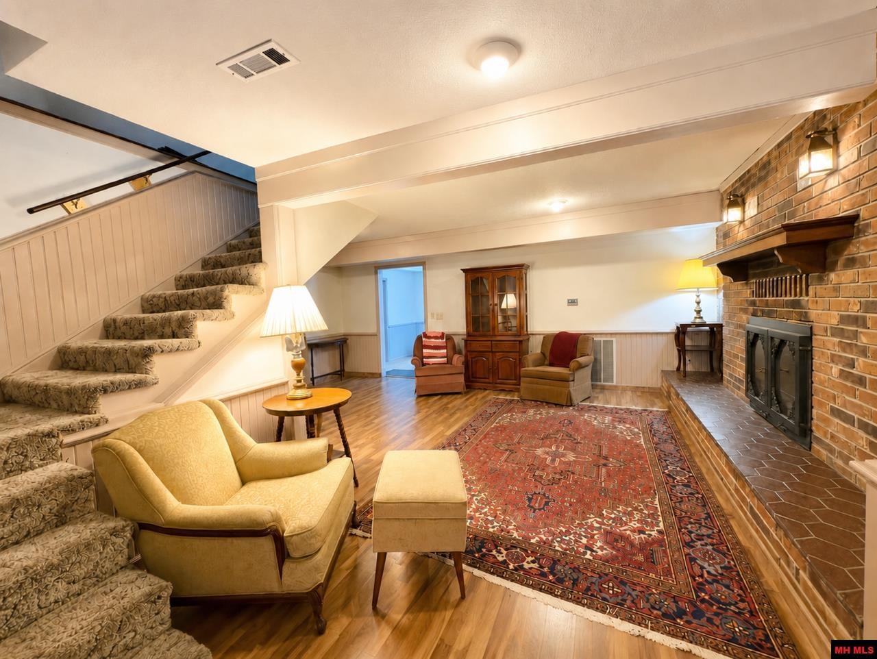 Image 3: Living Room