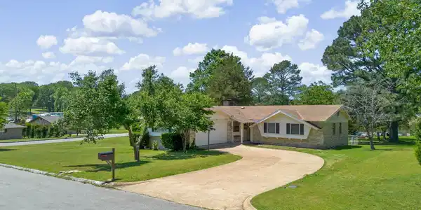 1528 BERRY LANE
