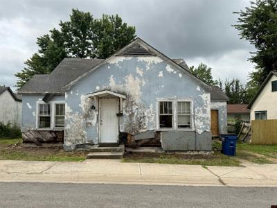 304 W 1ST STREET