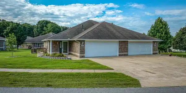 1526 MEADOWHILL DRIVE