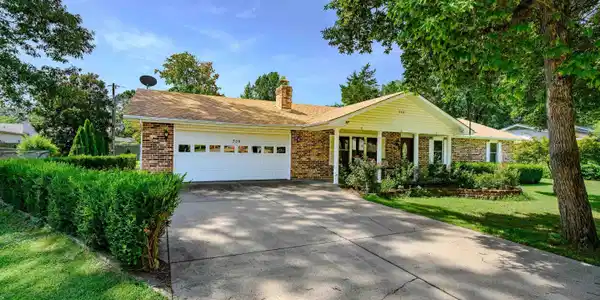 708 BAXTER AVENUE