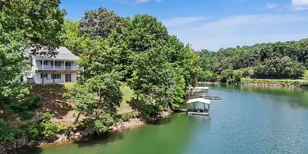 Image 3: Lakeside View
