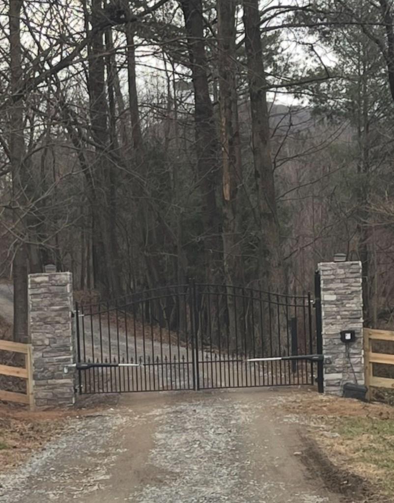 Image 4: Gated Entrance to Property