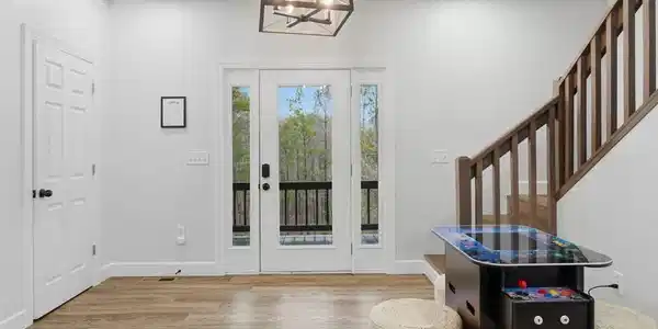 Image 4: Front entrance, Beautiful, wide and welcoming
