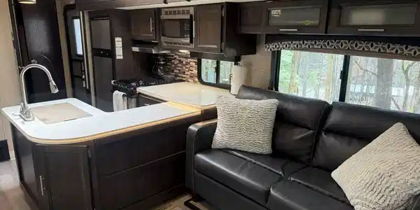 Image 3: Full Kitchen