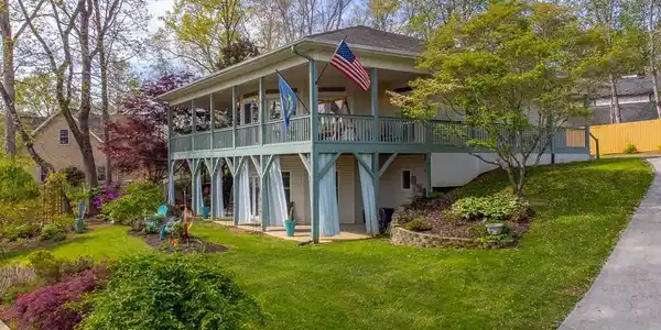 218 Lakeshore Drive