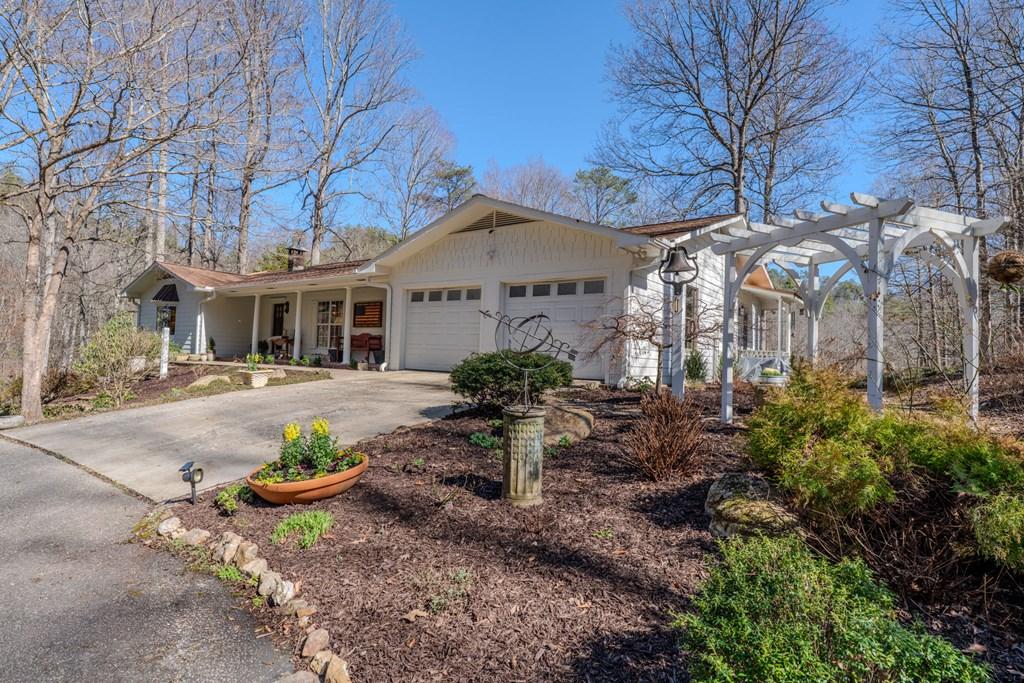 Image 4: Front Yard and Front of the House