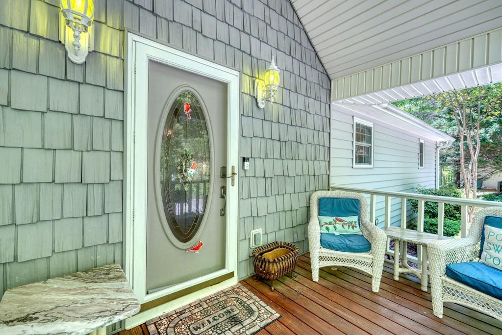 Image 3: Porch at Driveway