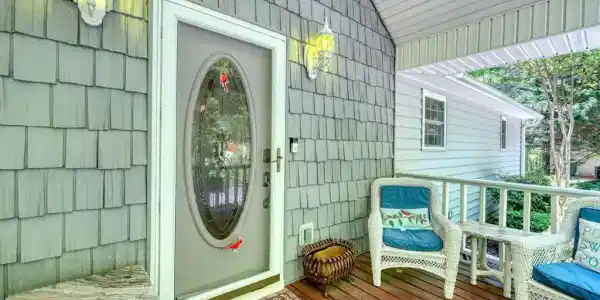 Image 3: Porch at Driveway
