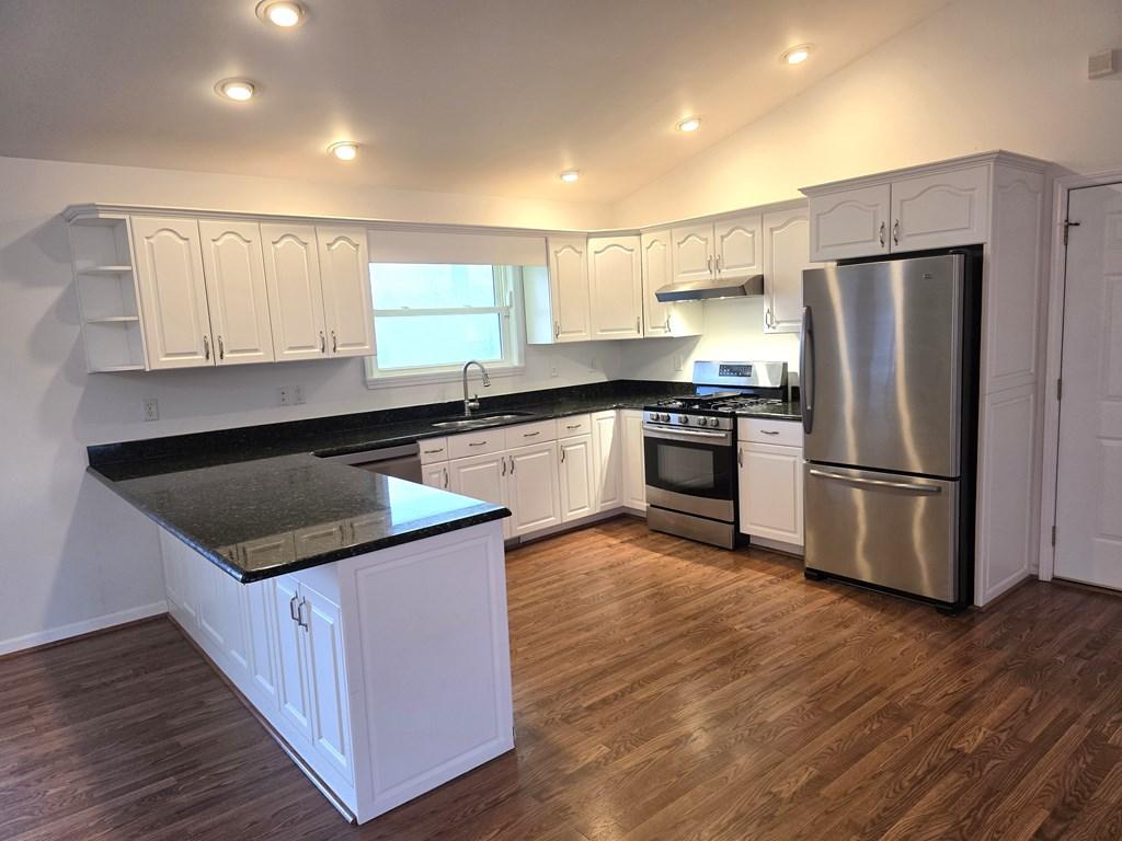 Image 3: Kitchen