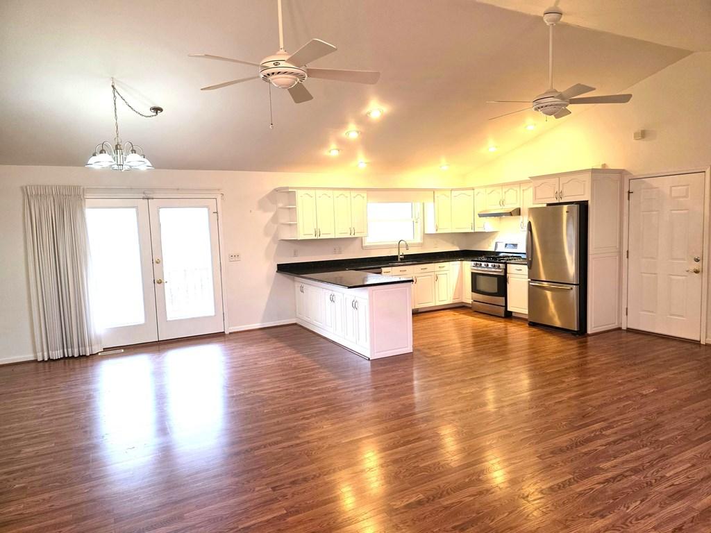 Image 4: Kitchen / Dining Areas