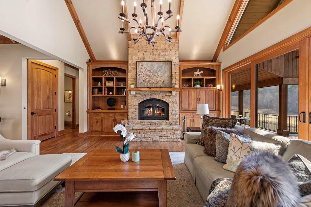 Image 4: Main Level living Space