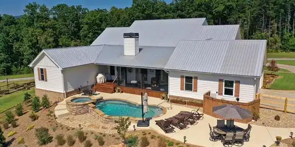 5585 Cove Road
