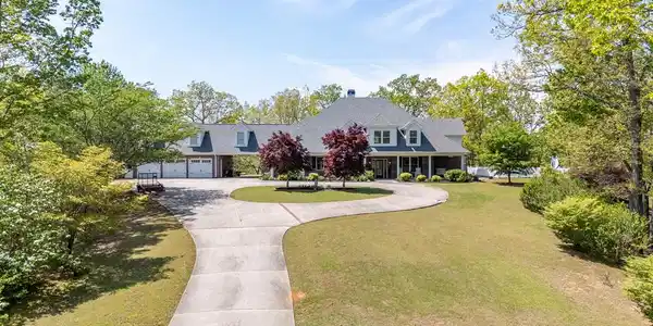 1141 E Highway 136
