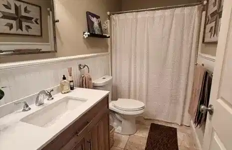 Image 4: Main Floor Full Bath