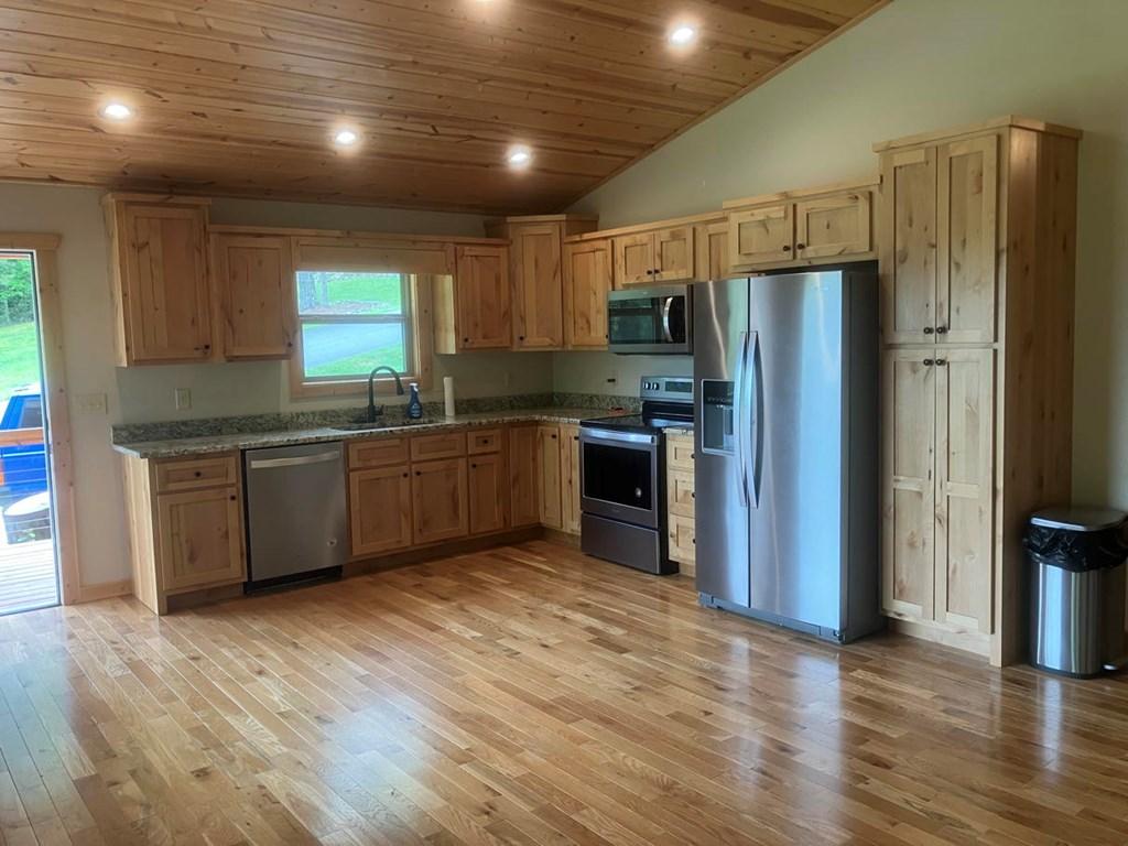 Image 4: Kitchen