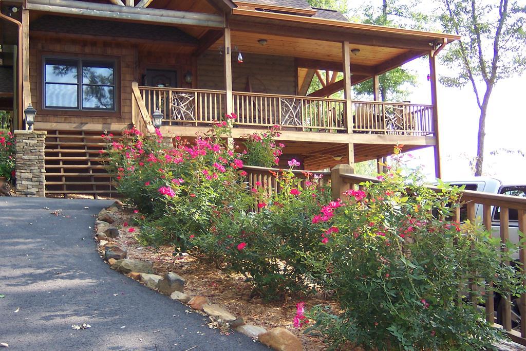Image 4: Front entry