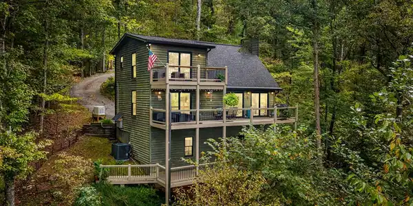 Image 4: Situated on 3 Private Acres!