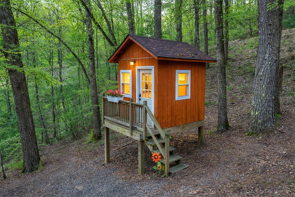 Image 4: Outdoor playhouse with electric!