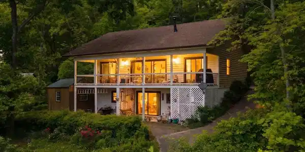 569 Sunnyside Shores