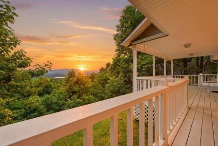 3160 Hiawassee Trace
