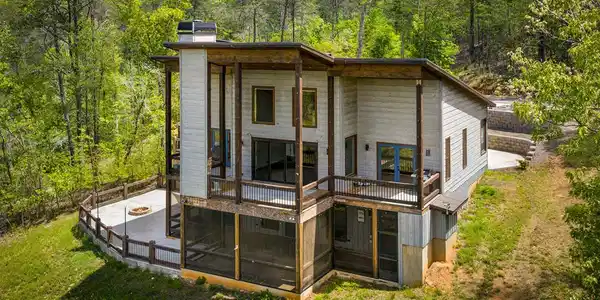 670 River Hills