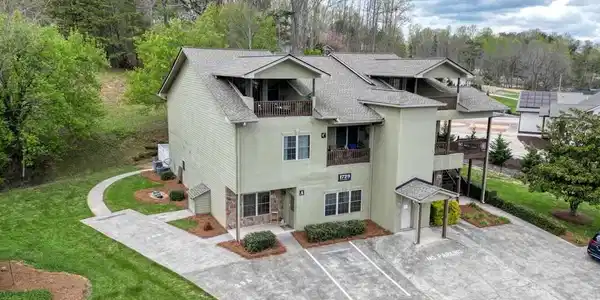 Image 2: Lower level with extra parking space!, Enjoy easy access to the lawn.